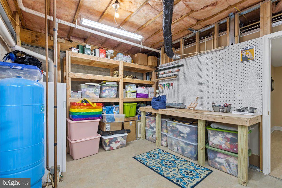 HUNTINGFIELDS MANOR - Residential