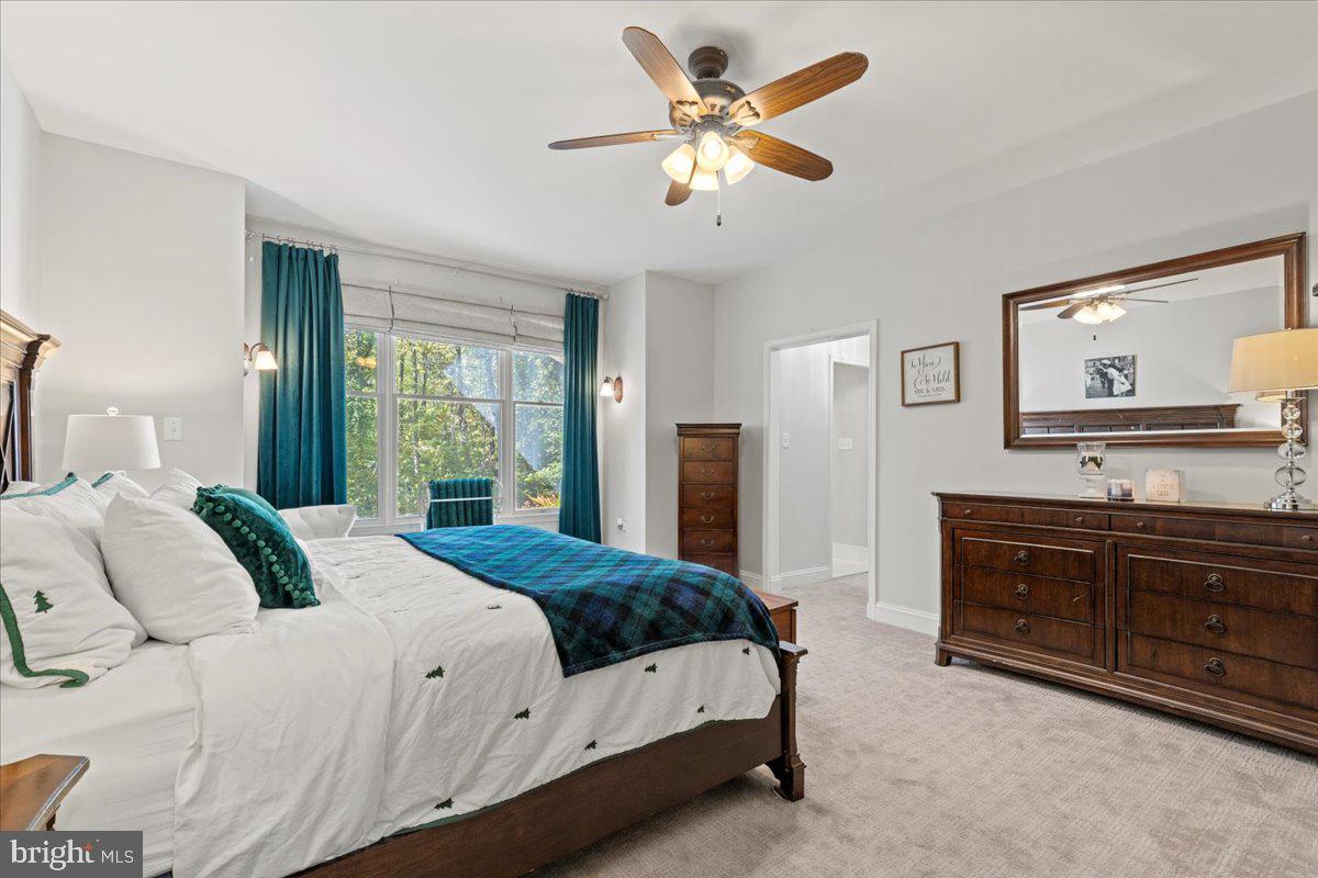 HUNTINGFIELDS MANOR - Residential