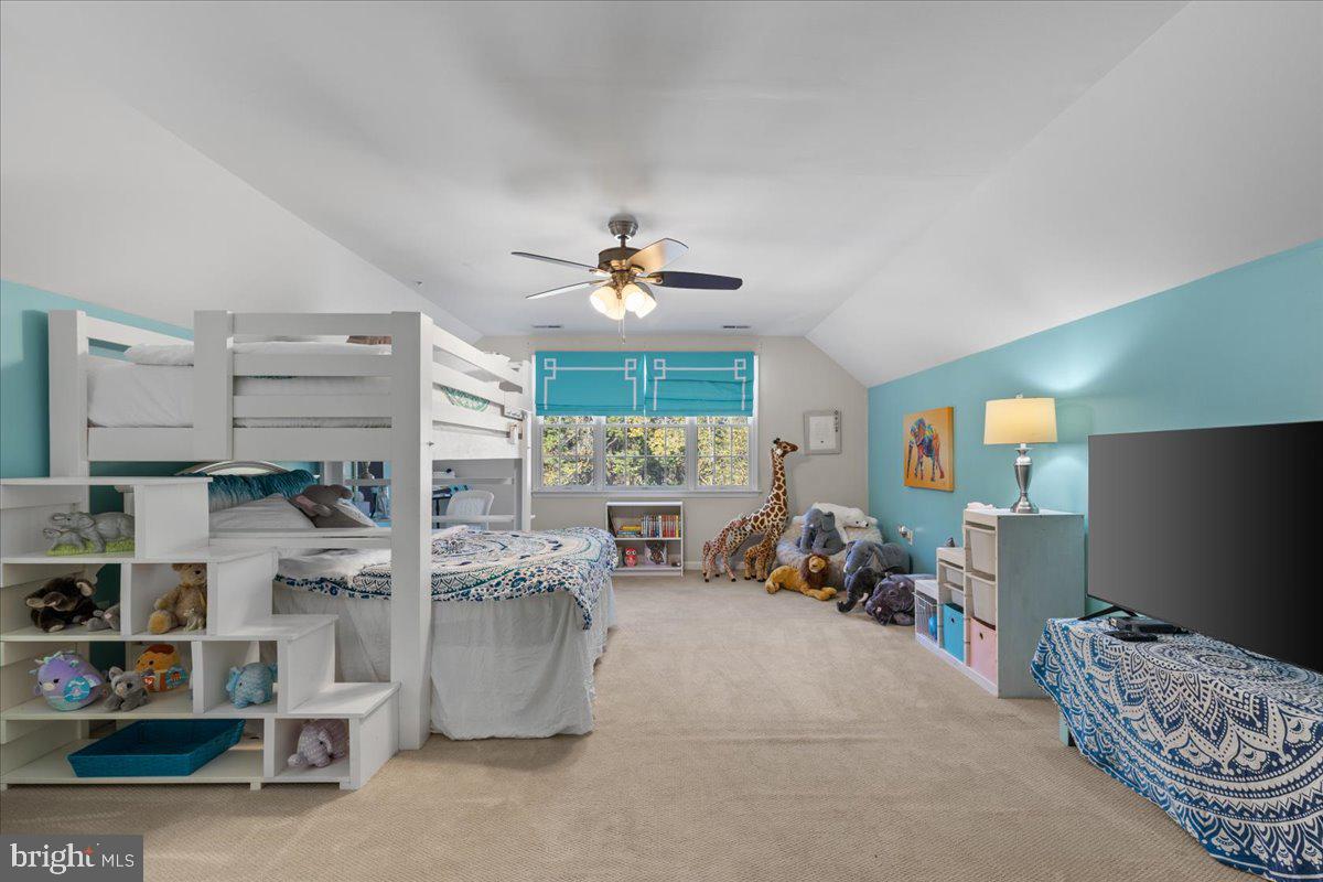 HUNTINGFIELDS MANOR - Residential