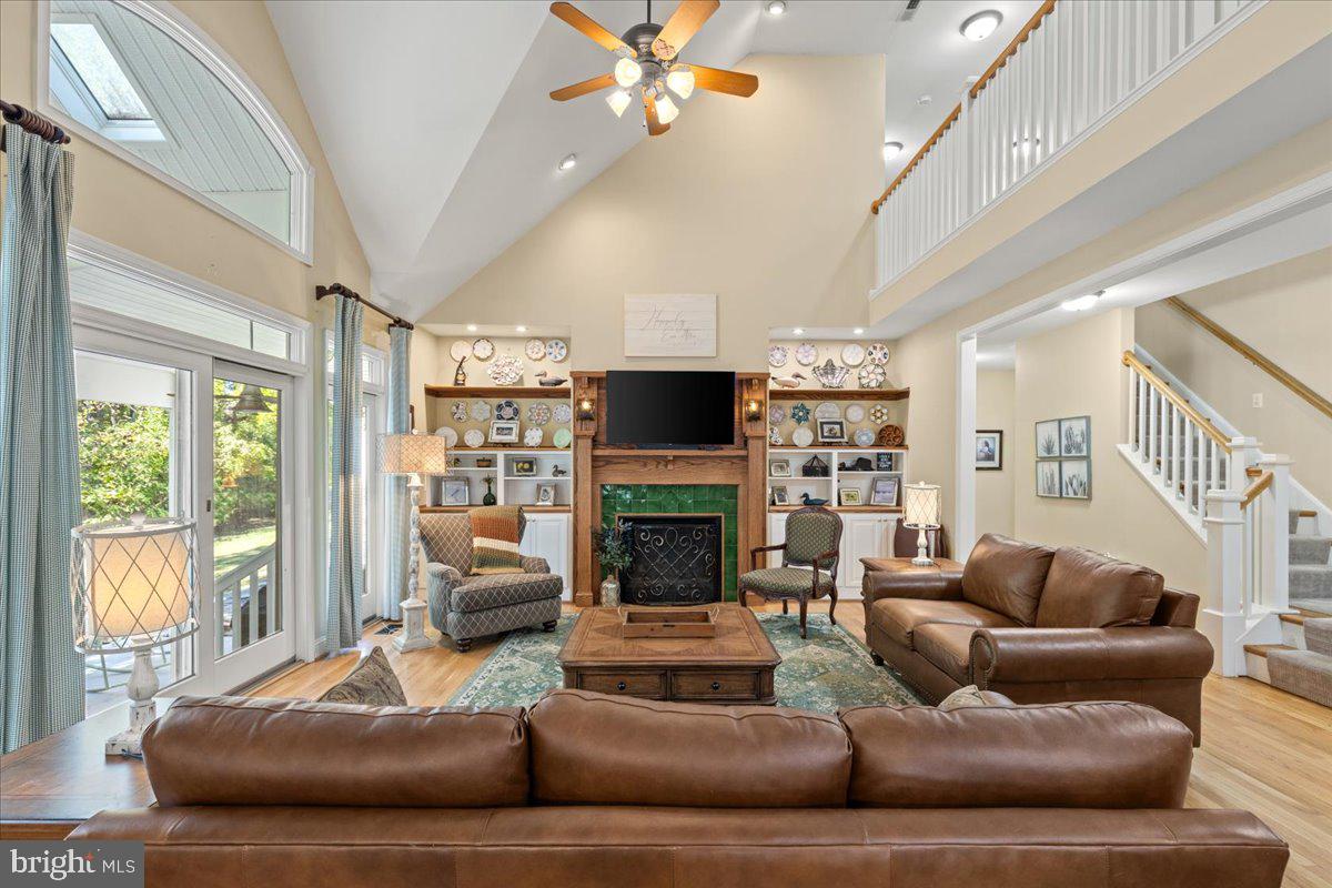 HUNTINGFIELDS MANOR - Residential