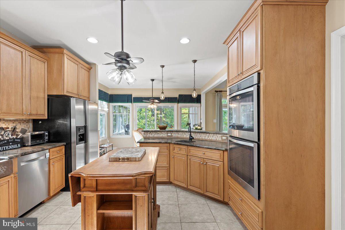 HUNTINGFIELDS MANOR - Residential