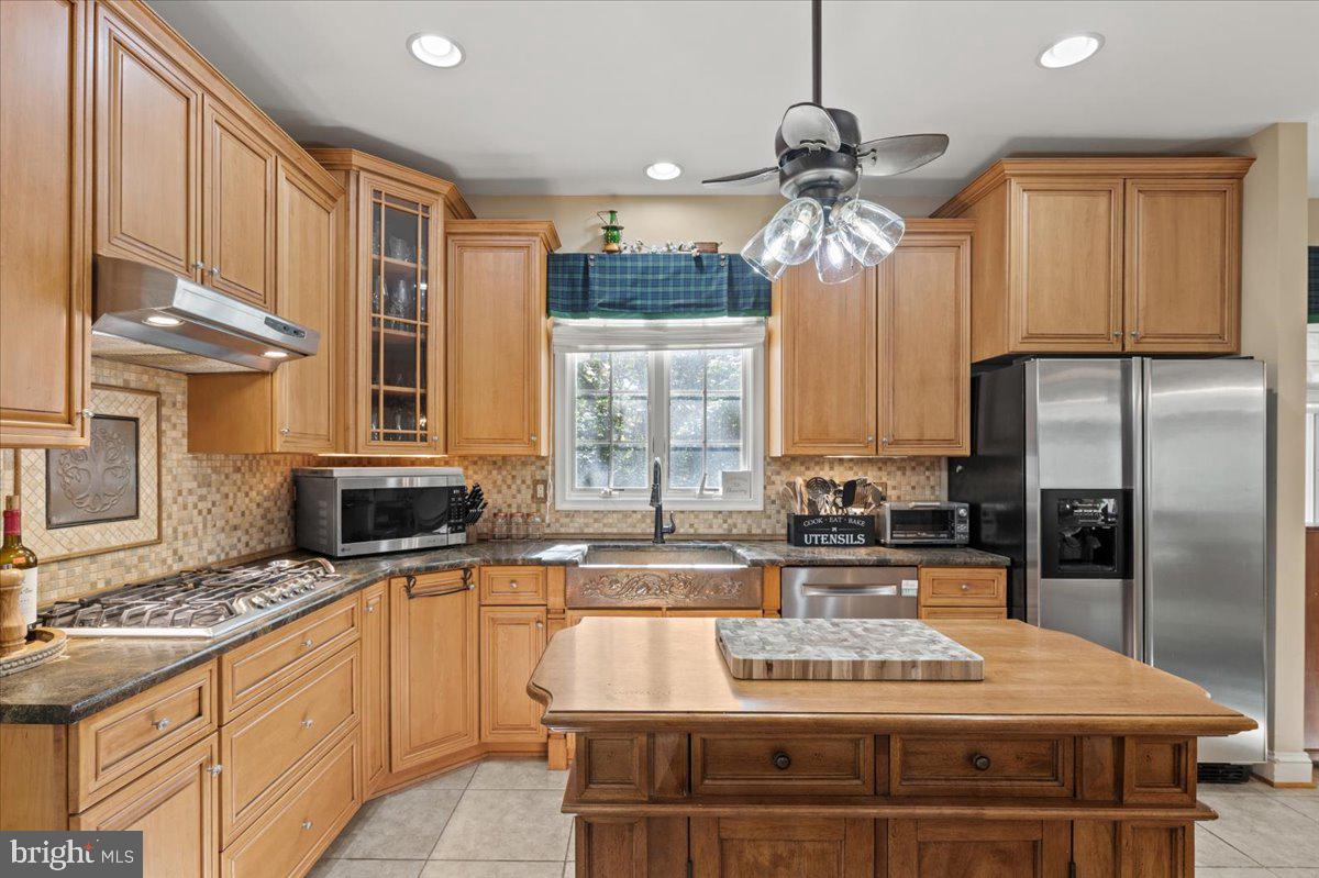 HUNTINGFIELDS MANOR - Residential