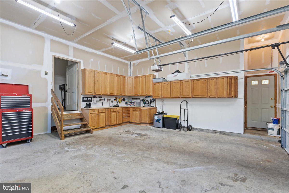 HUNTINGFIELDS MANOR - Residential