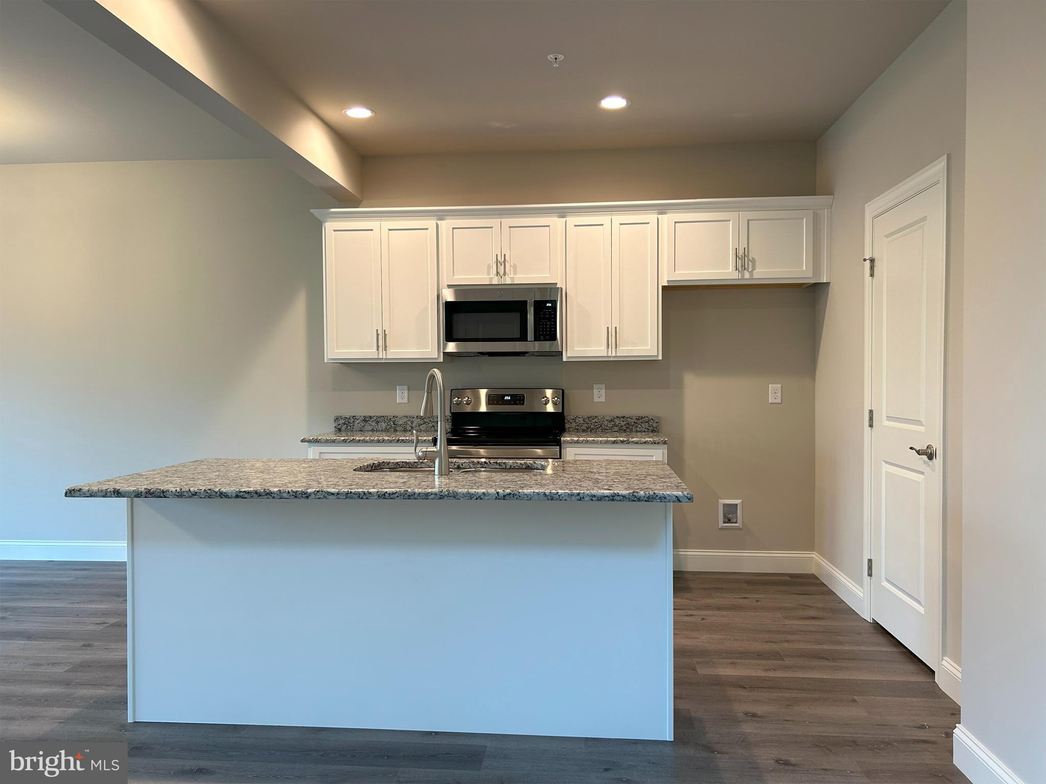 WOODLAND HILLS - Residential