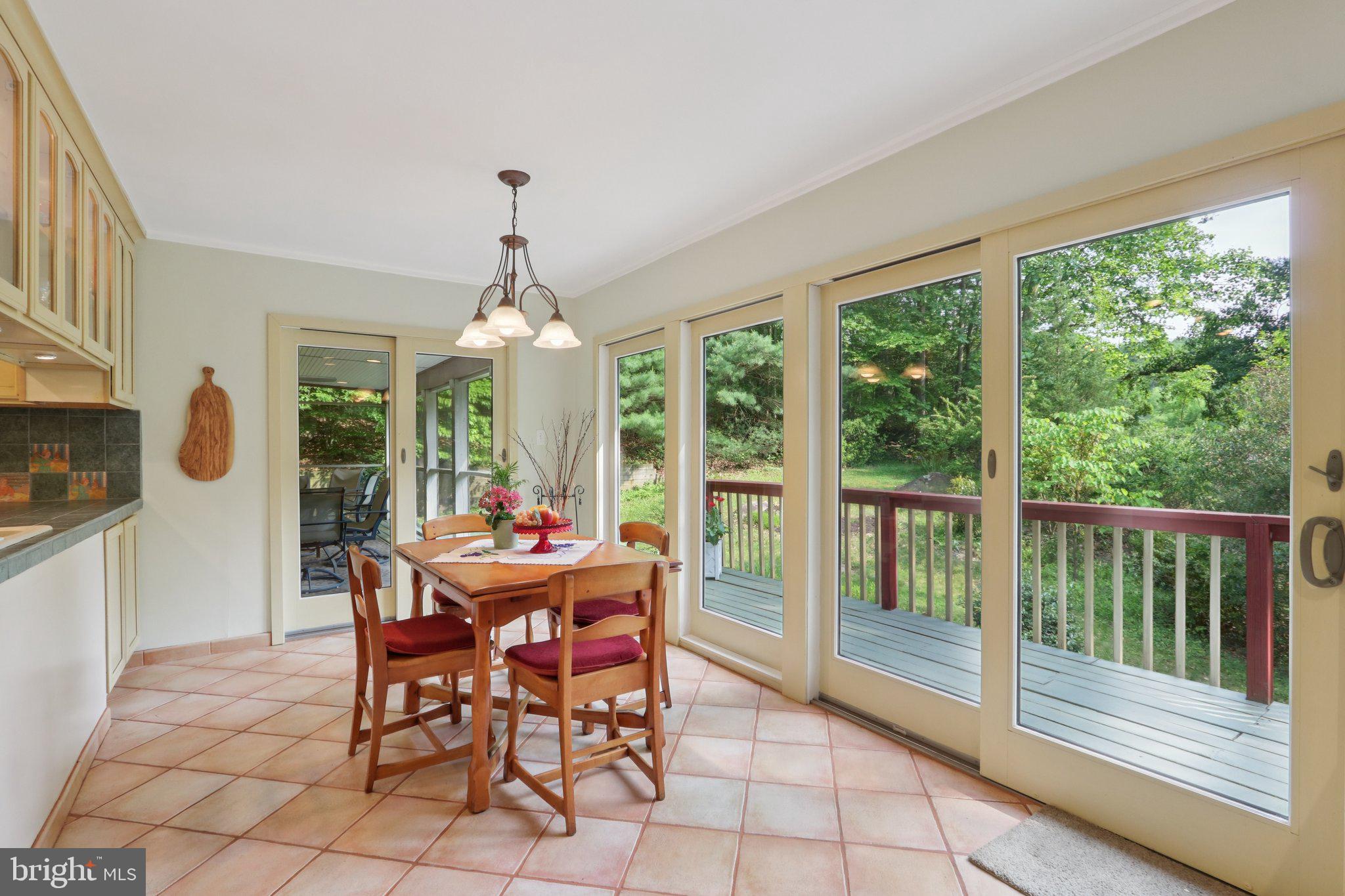 EARLES LAKE - Residential