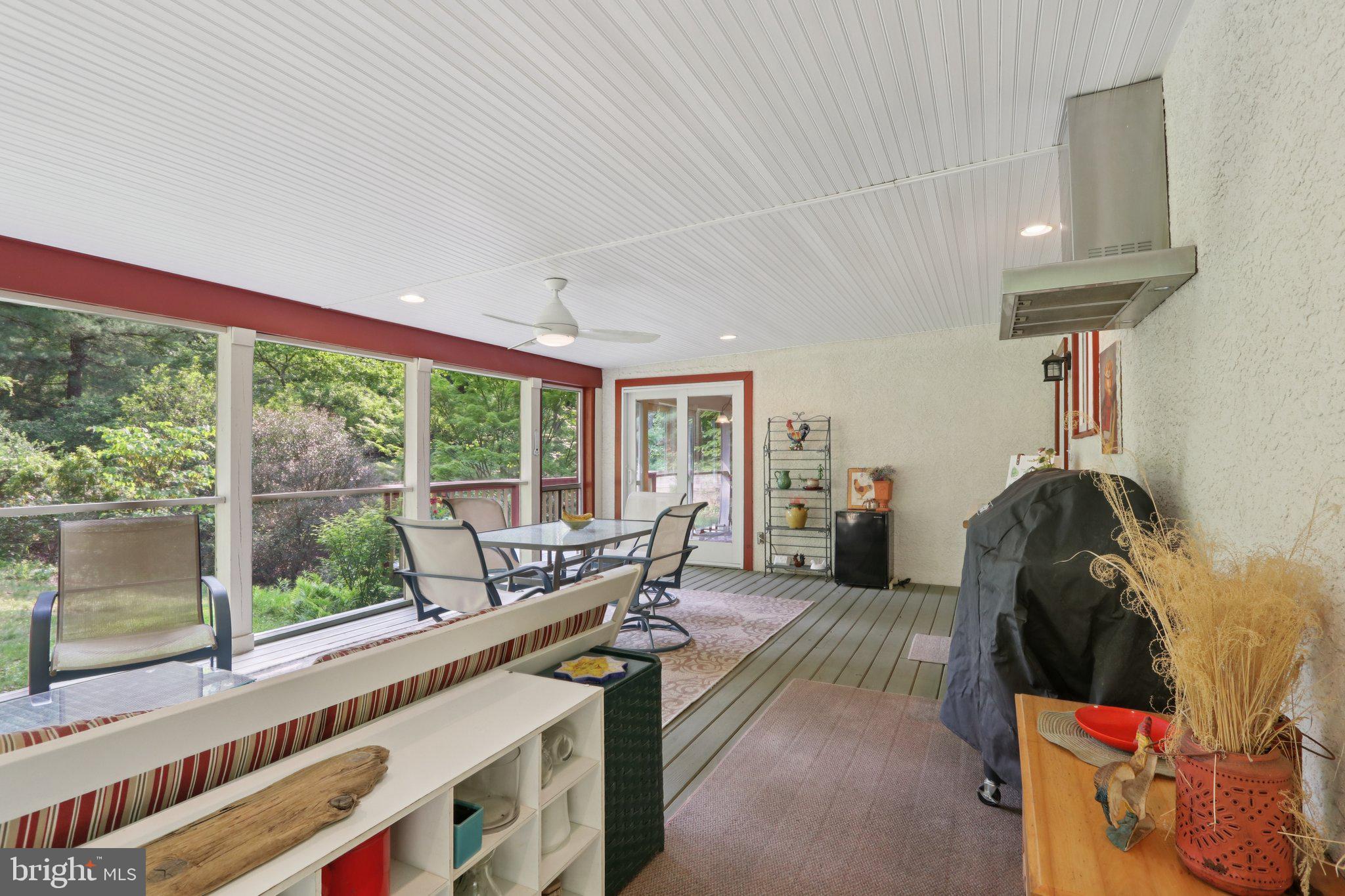 EARLES LAKE - Residential