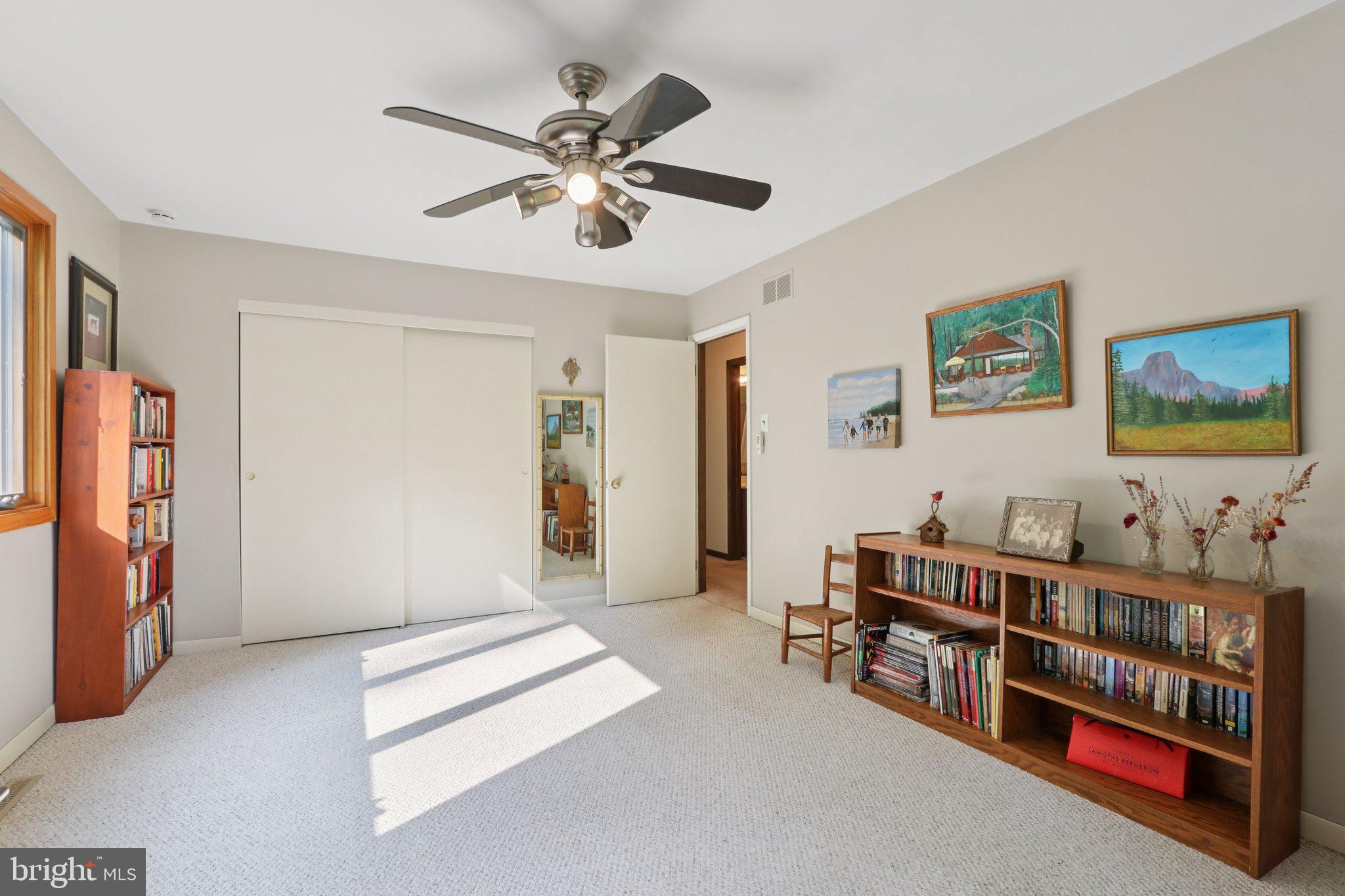 EARLES LAKE - Residential