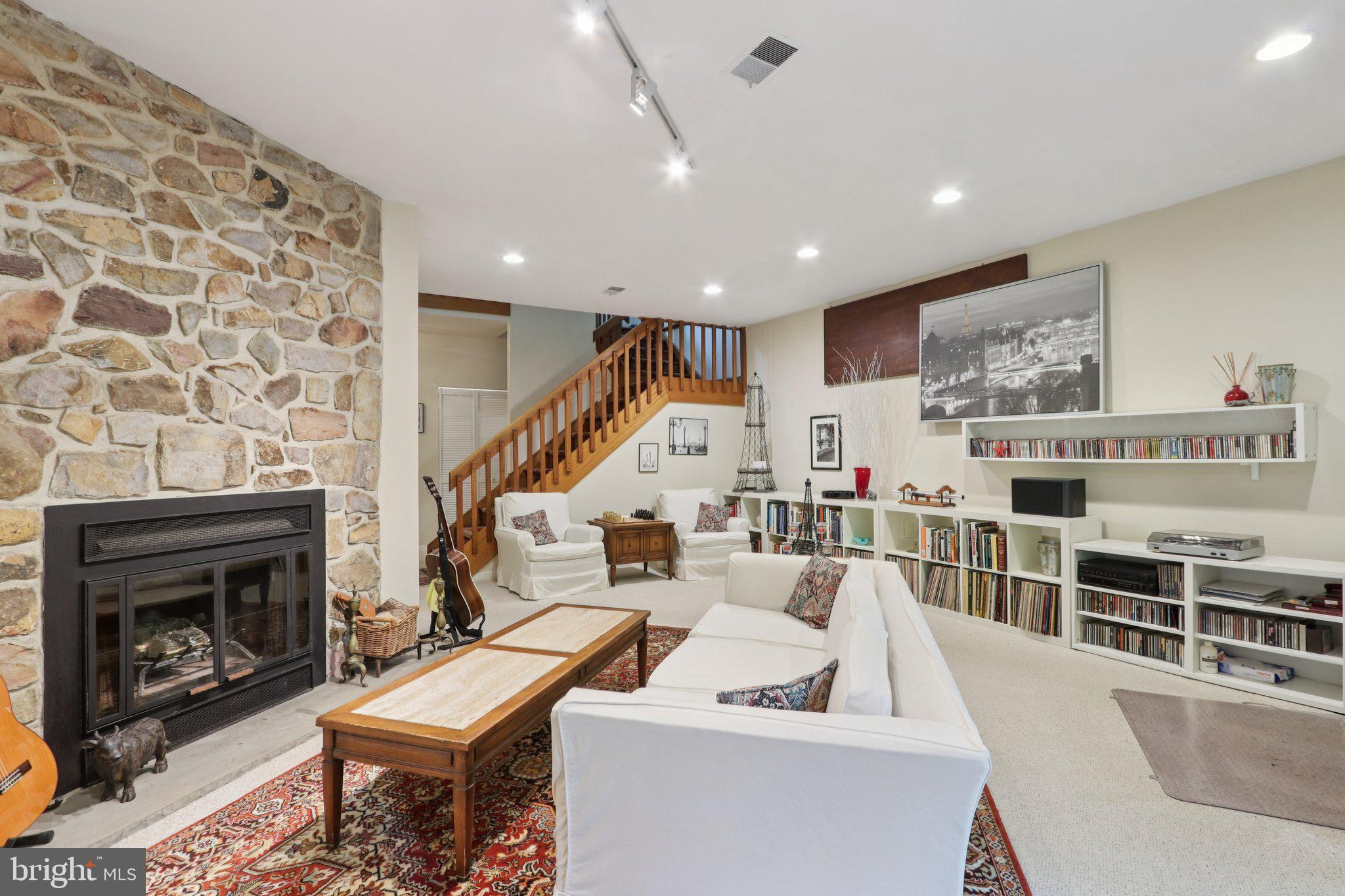 EARLES LAKE - Residential