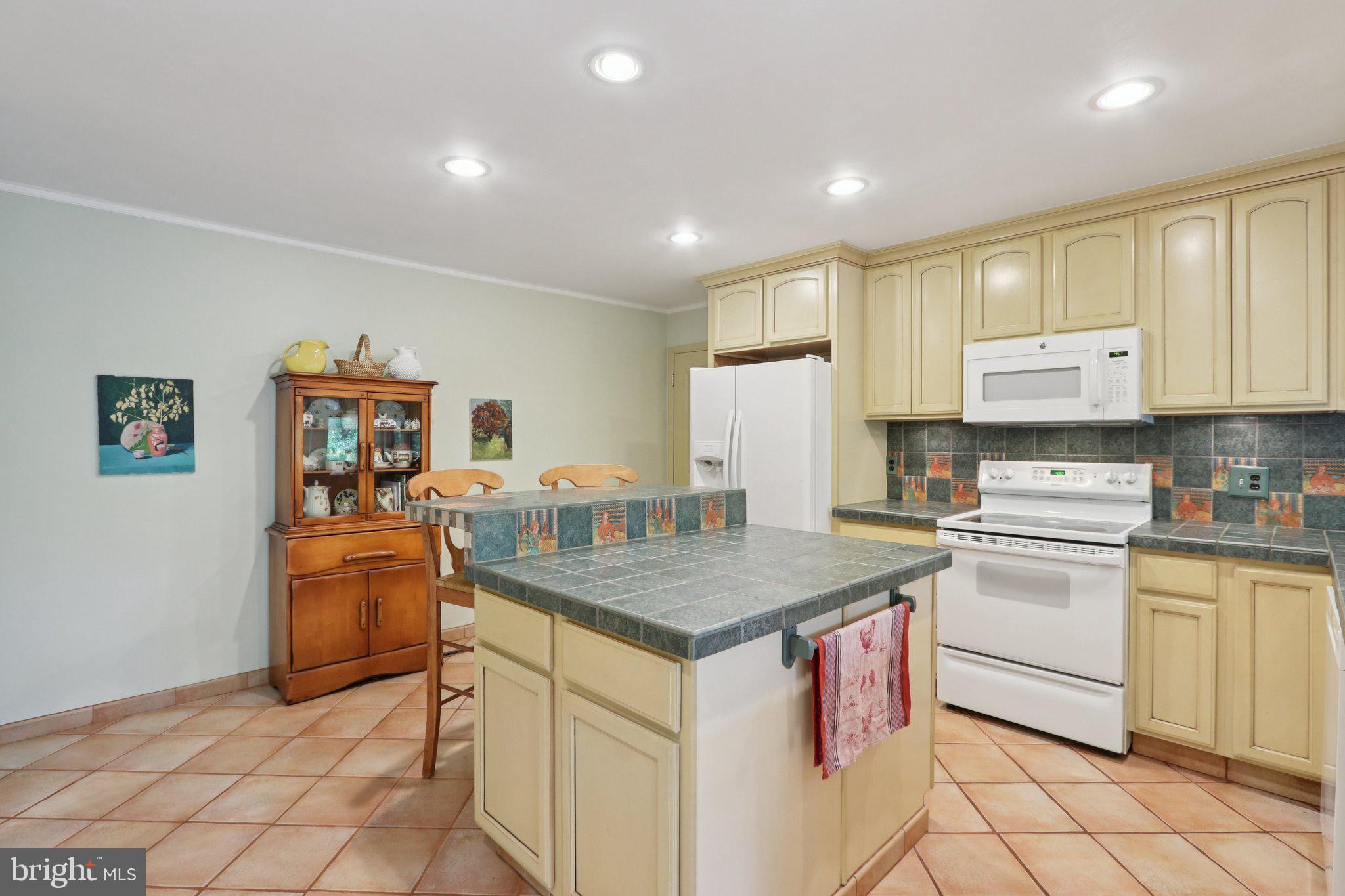 EARLES LAKE - Residential