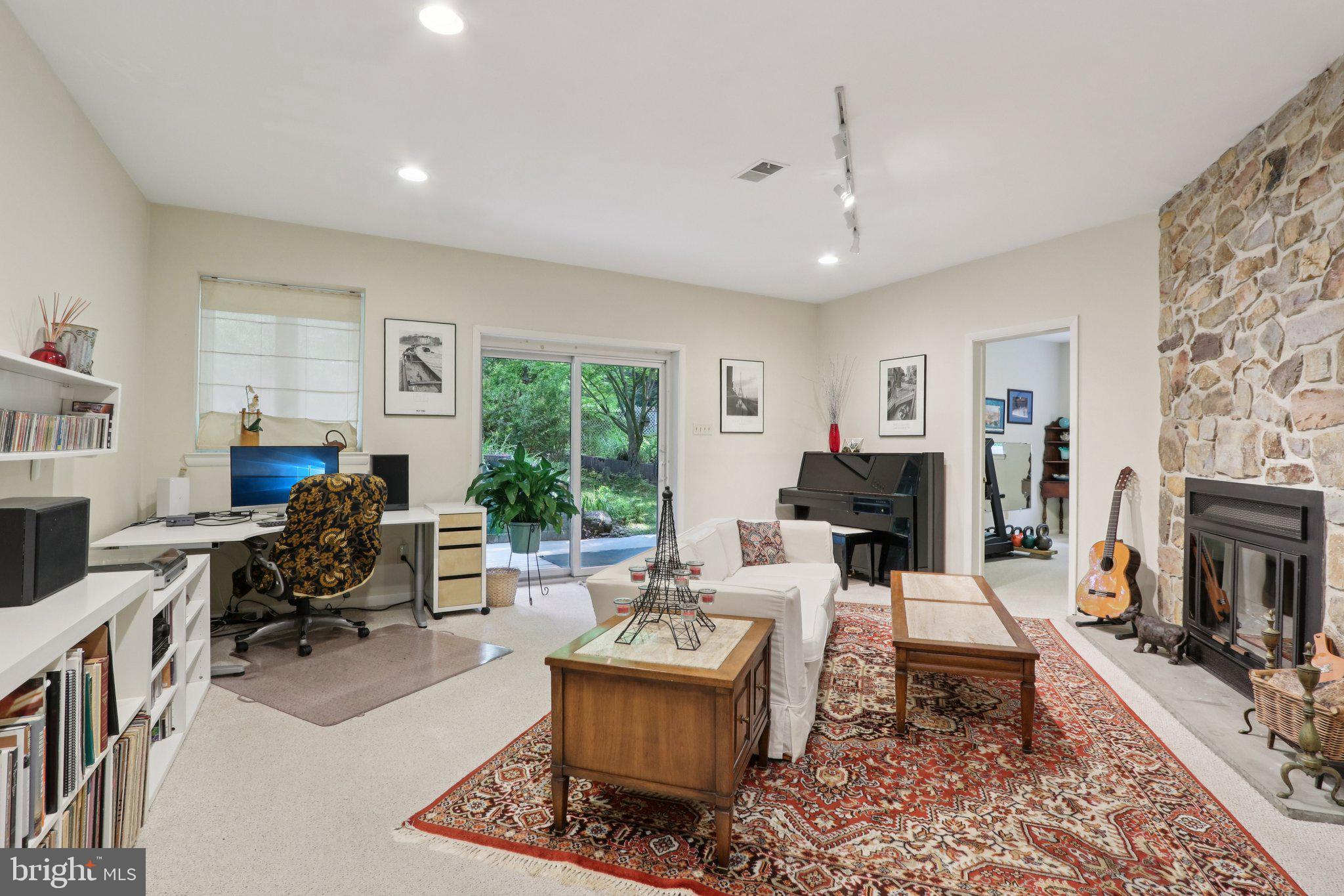 EARLES LAKE - Residential