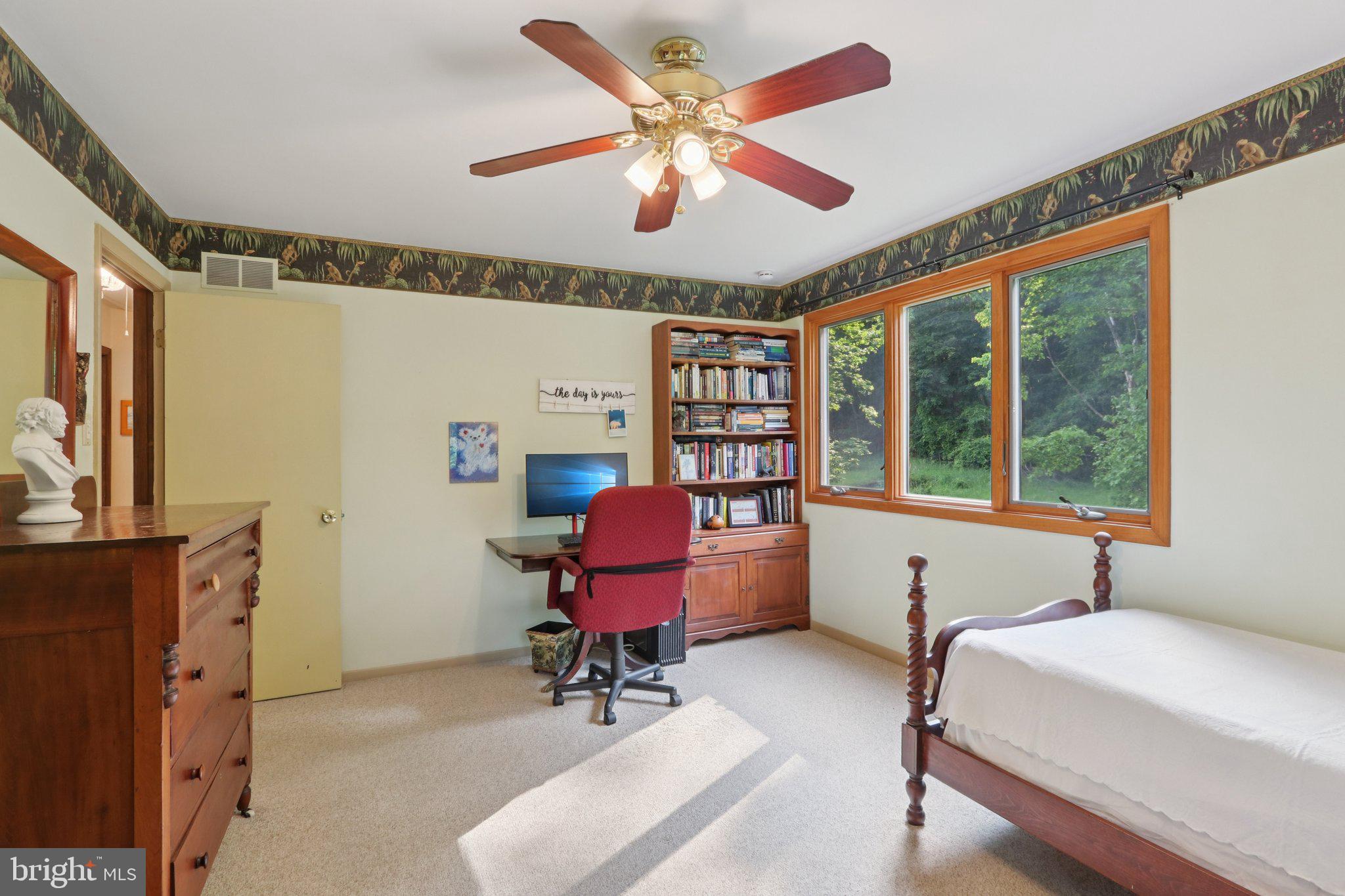 EARLES LAKE - Residential