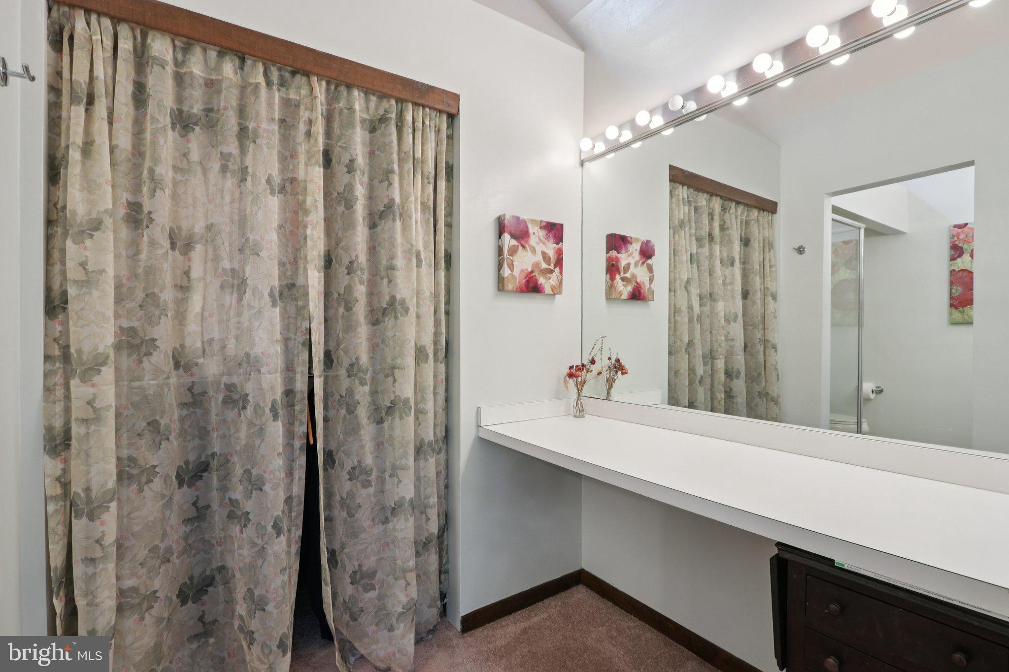 EARLES LAKE - Residential