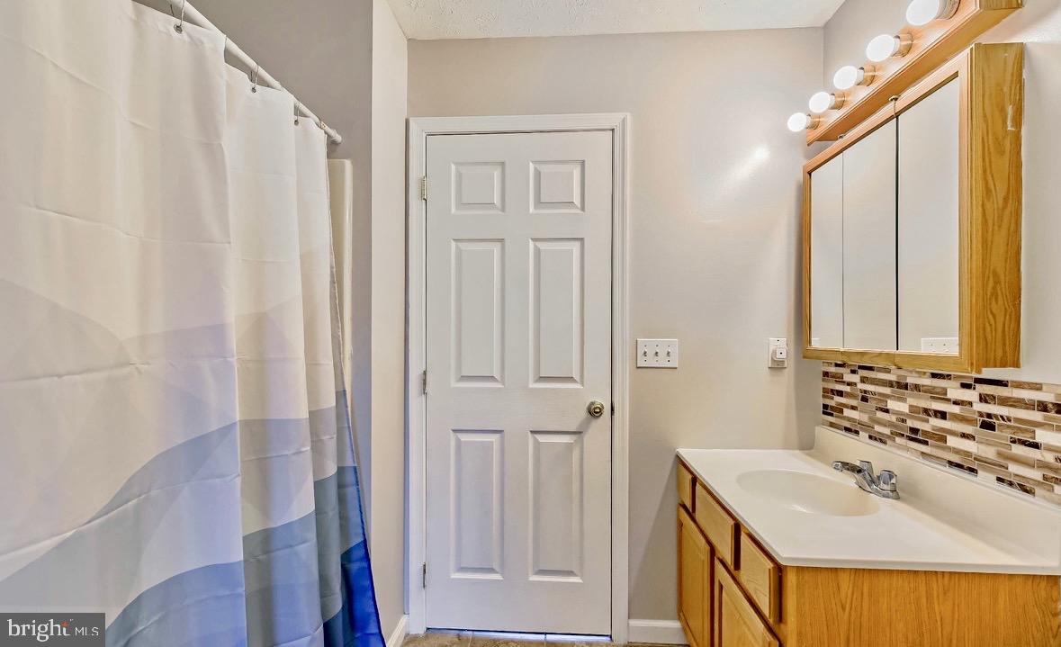 EMERALD LAKES - Residential