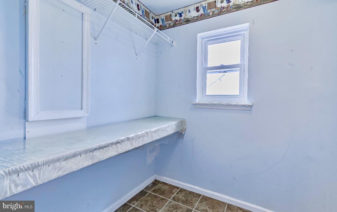 EMERALD LAKES - Residential