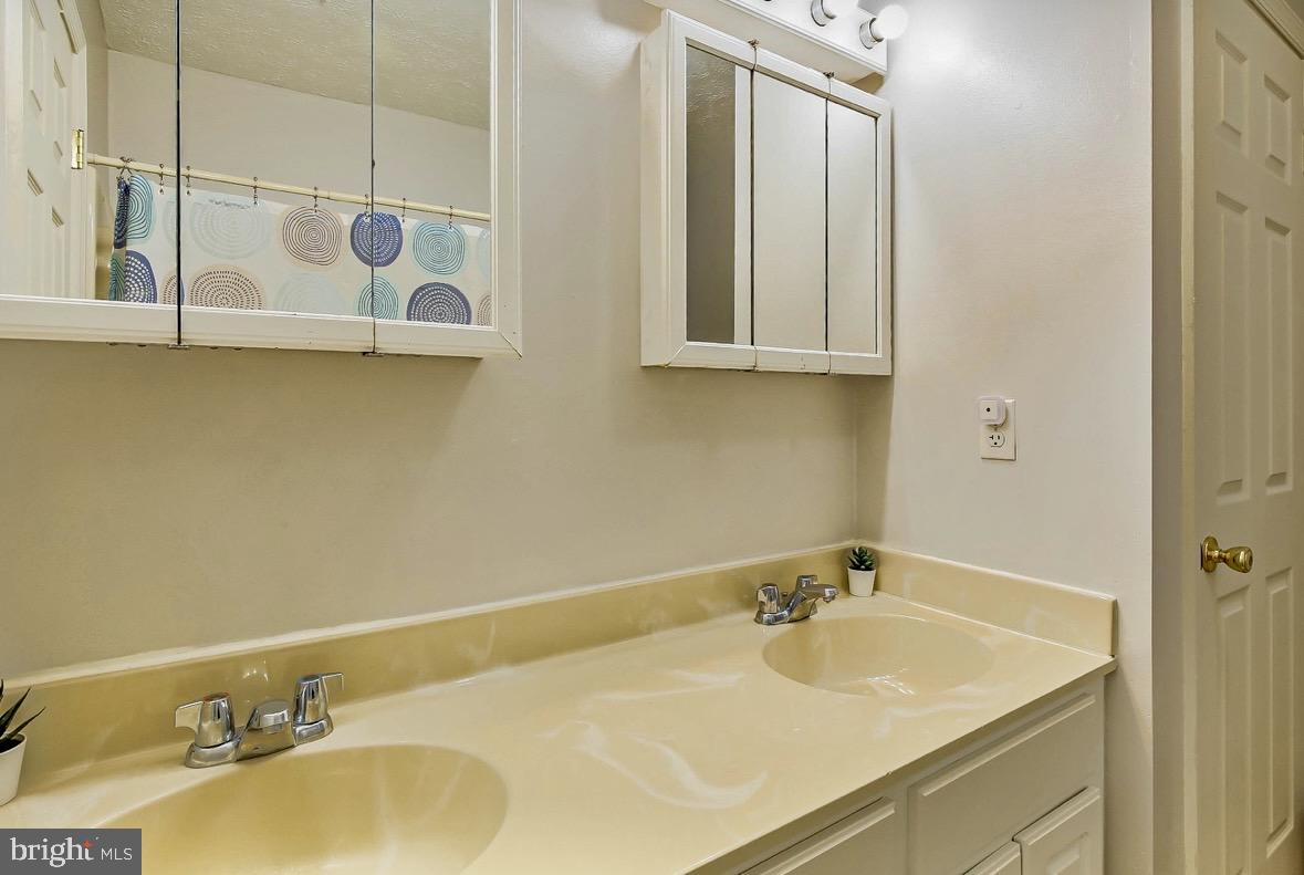 EMERALD LAKES - Residential