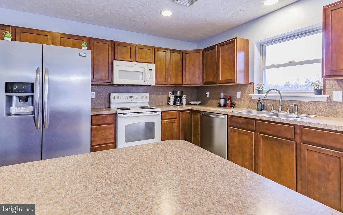 EMERALD LAKES - Residential