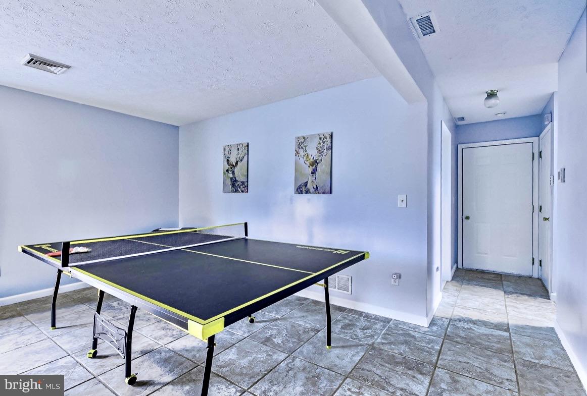 EMERALD LAKES - Residential