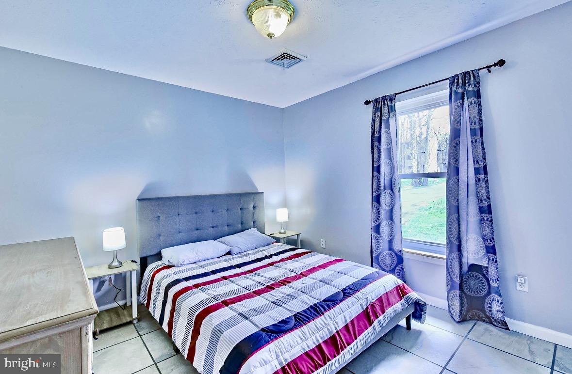 EMERALD LAKES - Residential