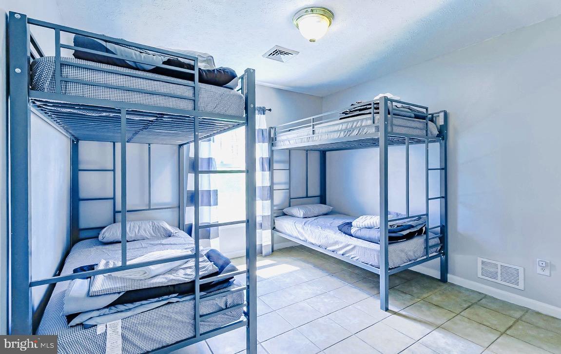 EMERALD LAKES - Residential