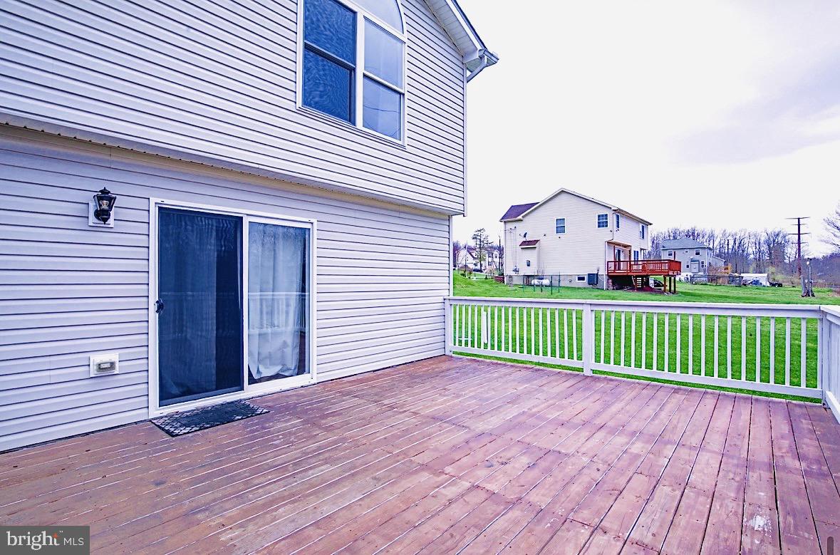 EMERALD LAKES - Residential