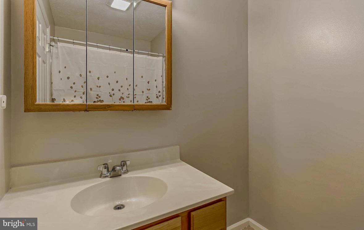 EMERALD LAKES - Residential