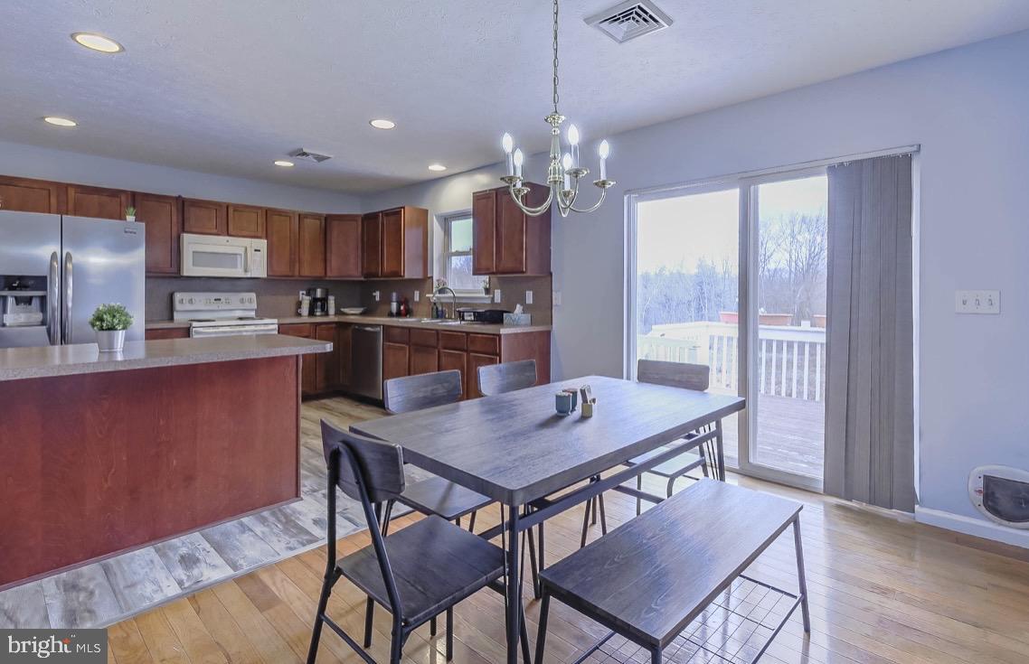 EMERALD LAKES - Residential