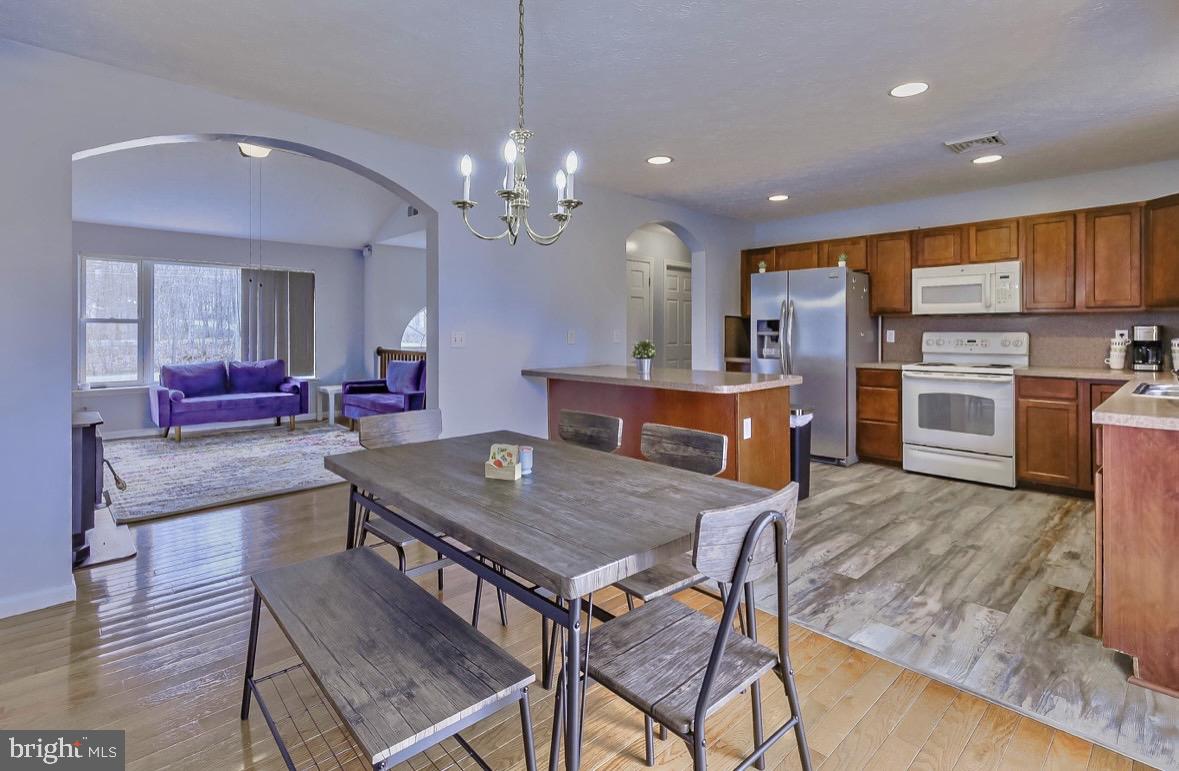 EMERALD LAKES - Residential