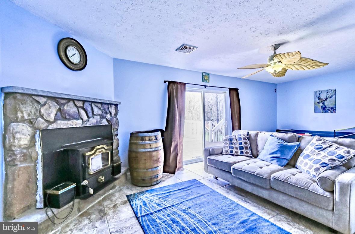 EMERALD LAKES - Residential