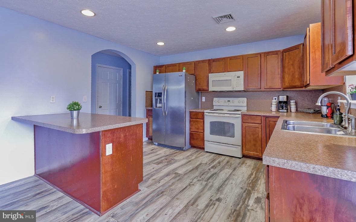 EMERALD LAKES - Residential