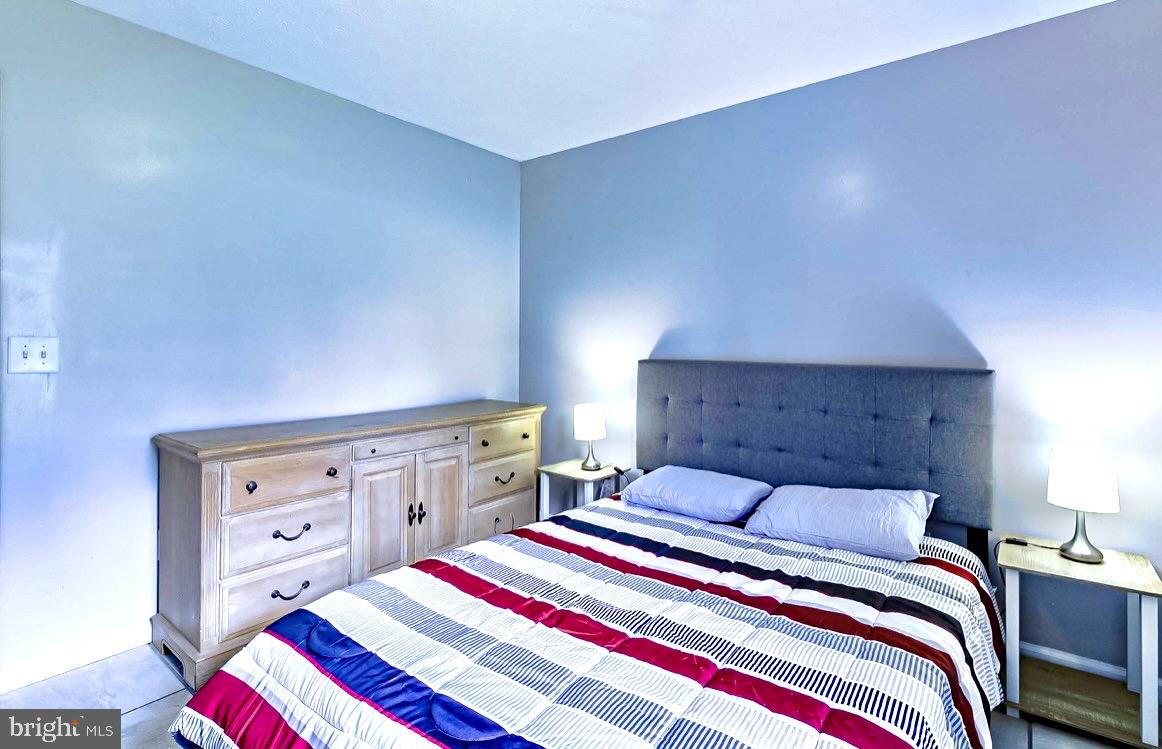 EMERALD LAKES - Residential