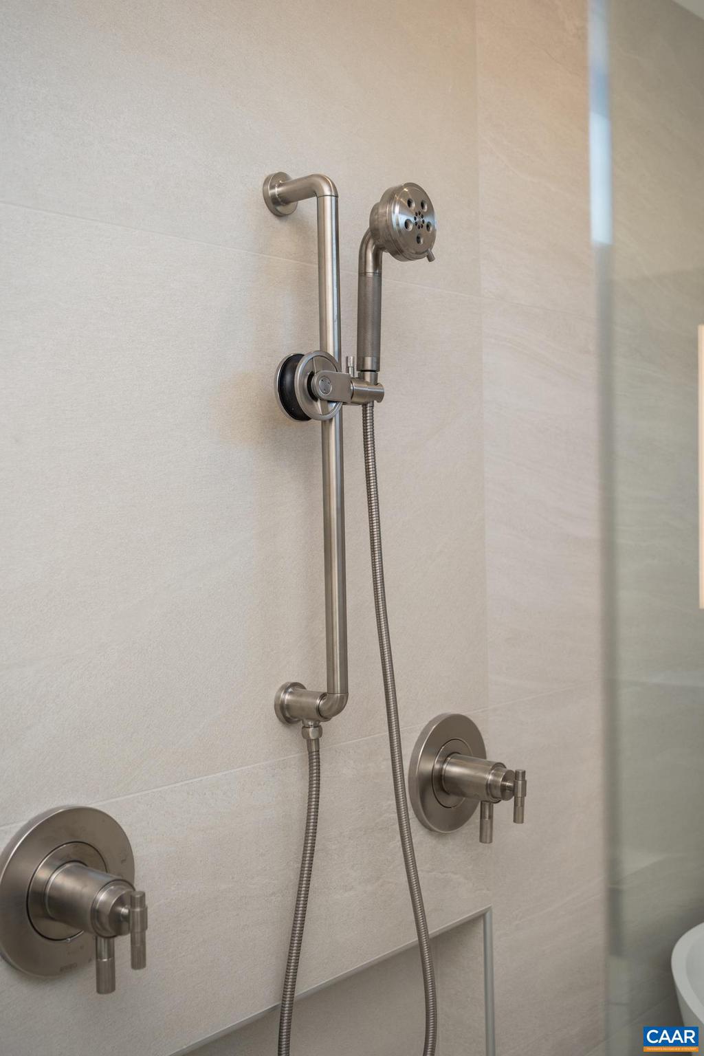 LOCHLYN HILL - Residential