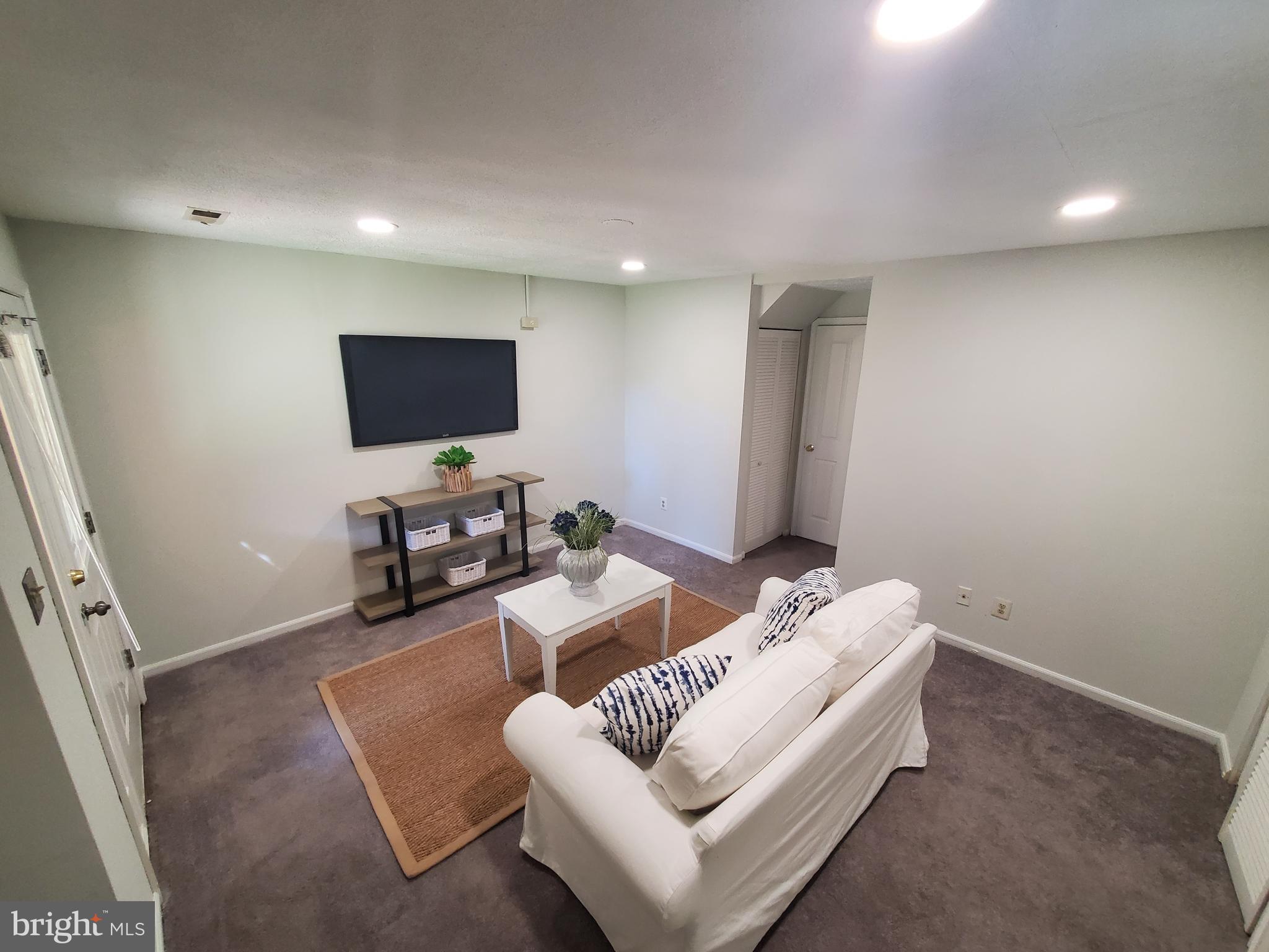 VILLAGES OF HOMELAND - Residential Lease