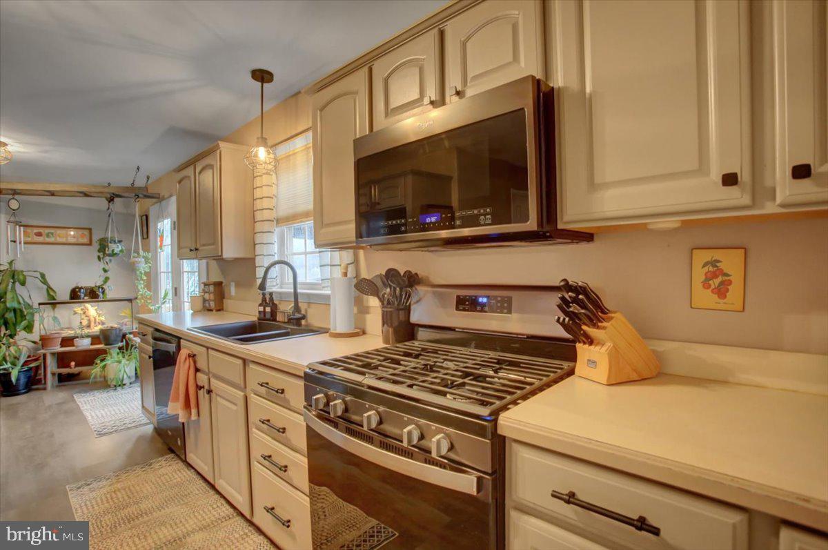 HAMPTON HILLS - Residential