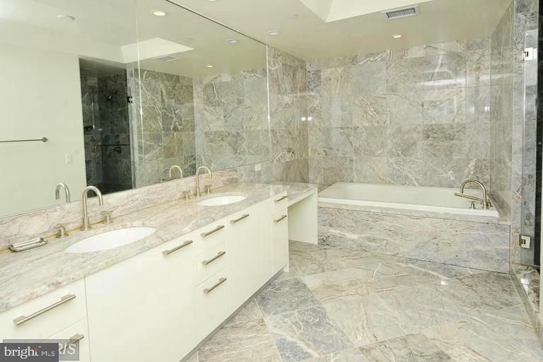 ROSSLYN - Residential Lease