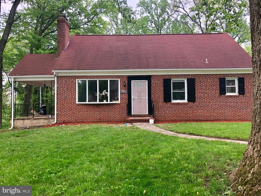 Meticouslesly renovated,  single family home on a huge lot, every nick and corner shines, Brand New appliances in the Kitchen, Hardwood Floor on the main floor, Brand New Carpet and professionally painted, Must SEE