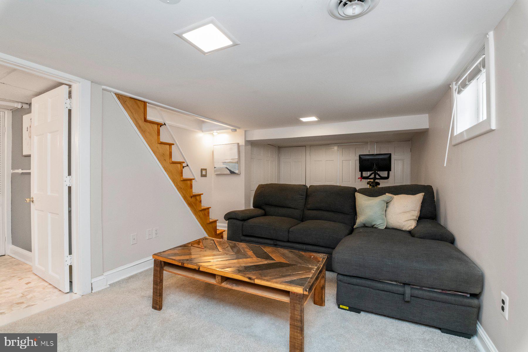 COLONIAL COURT - Residential