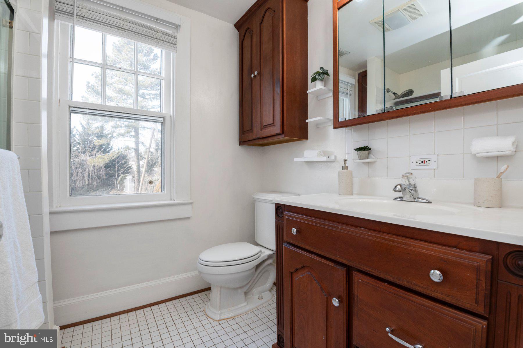 COLONIAL COURT - Residential