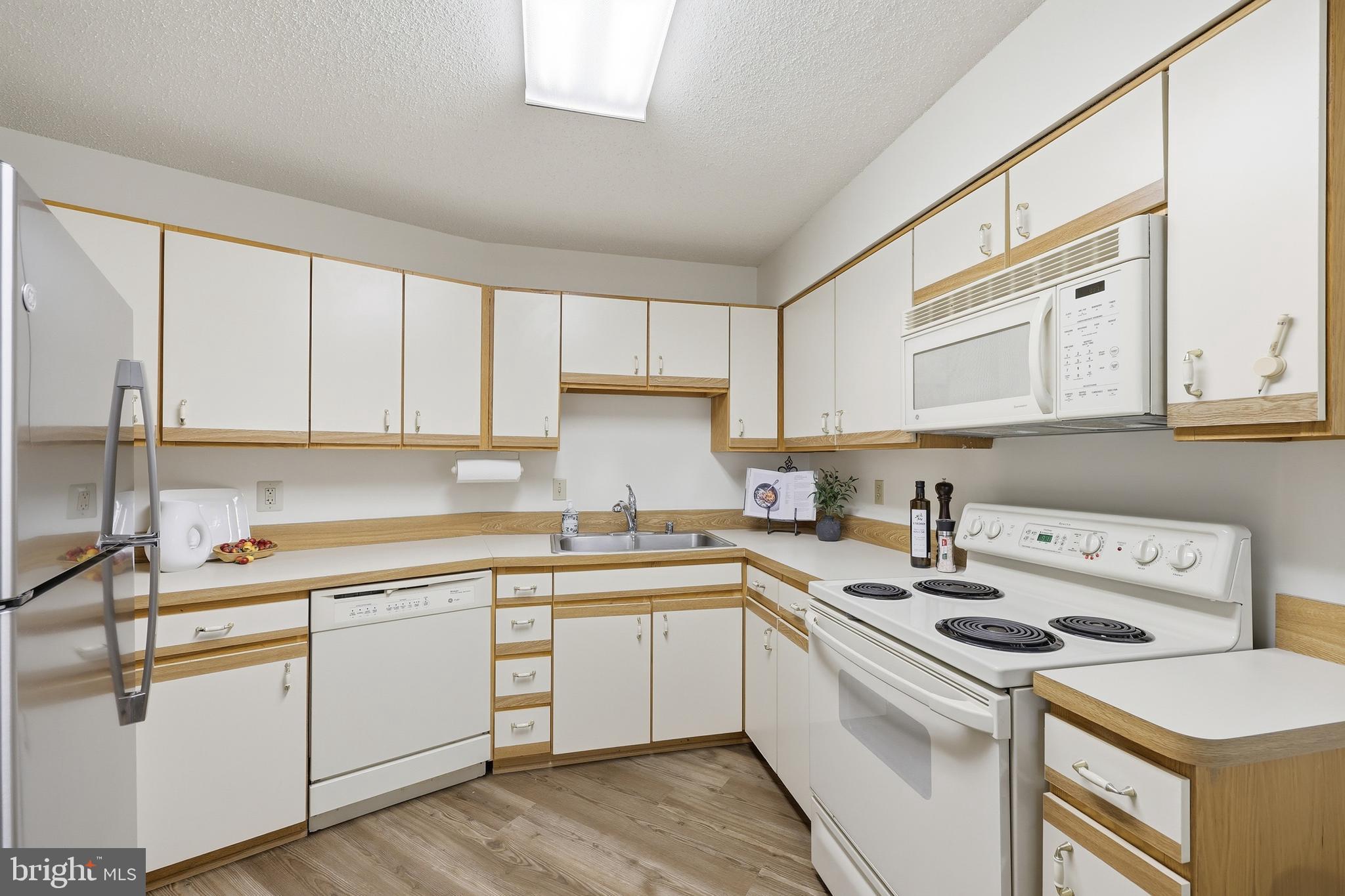 LEISURE WORLD - Residential