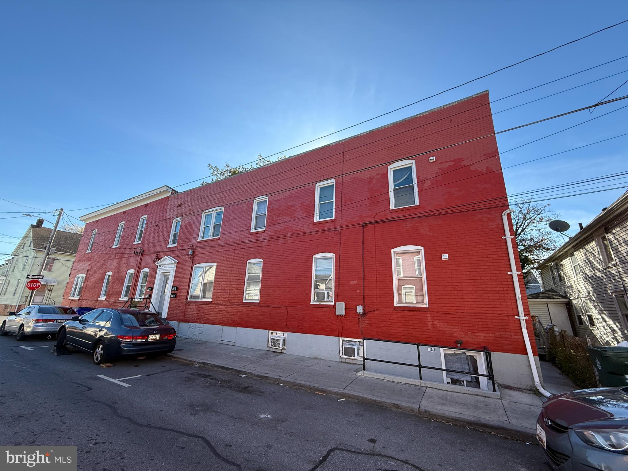 Main image without alt text