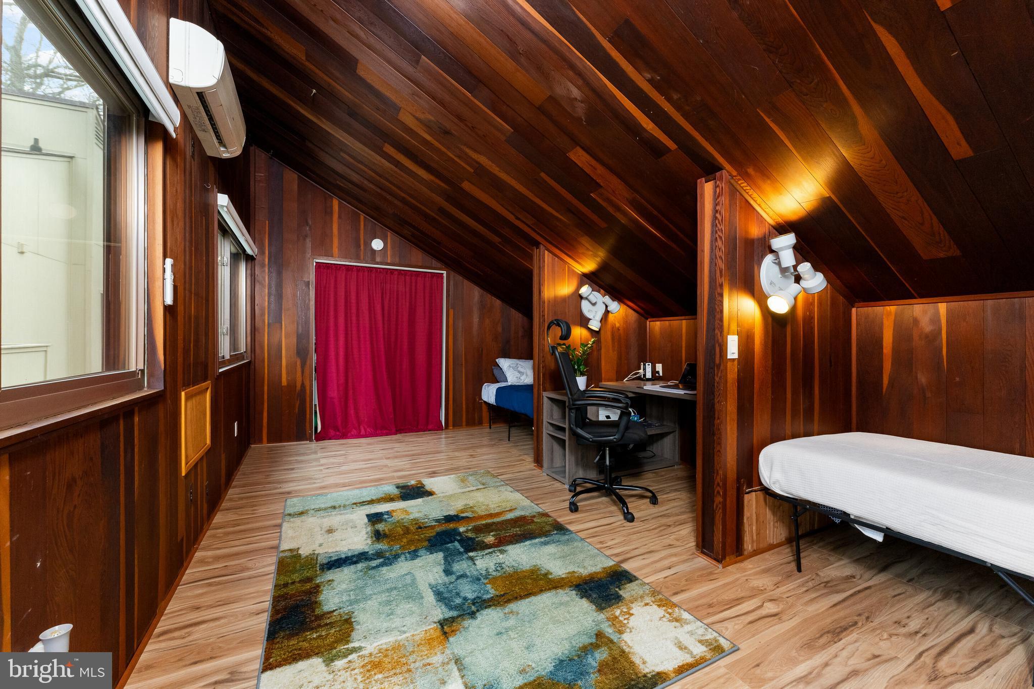 COUNTRY COURTS - Residential