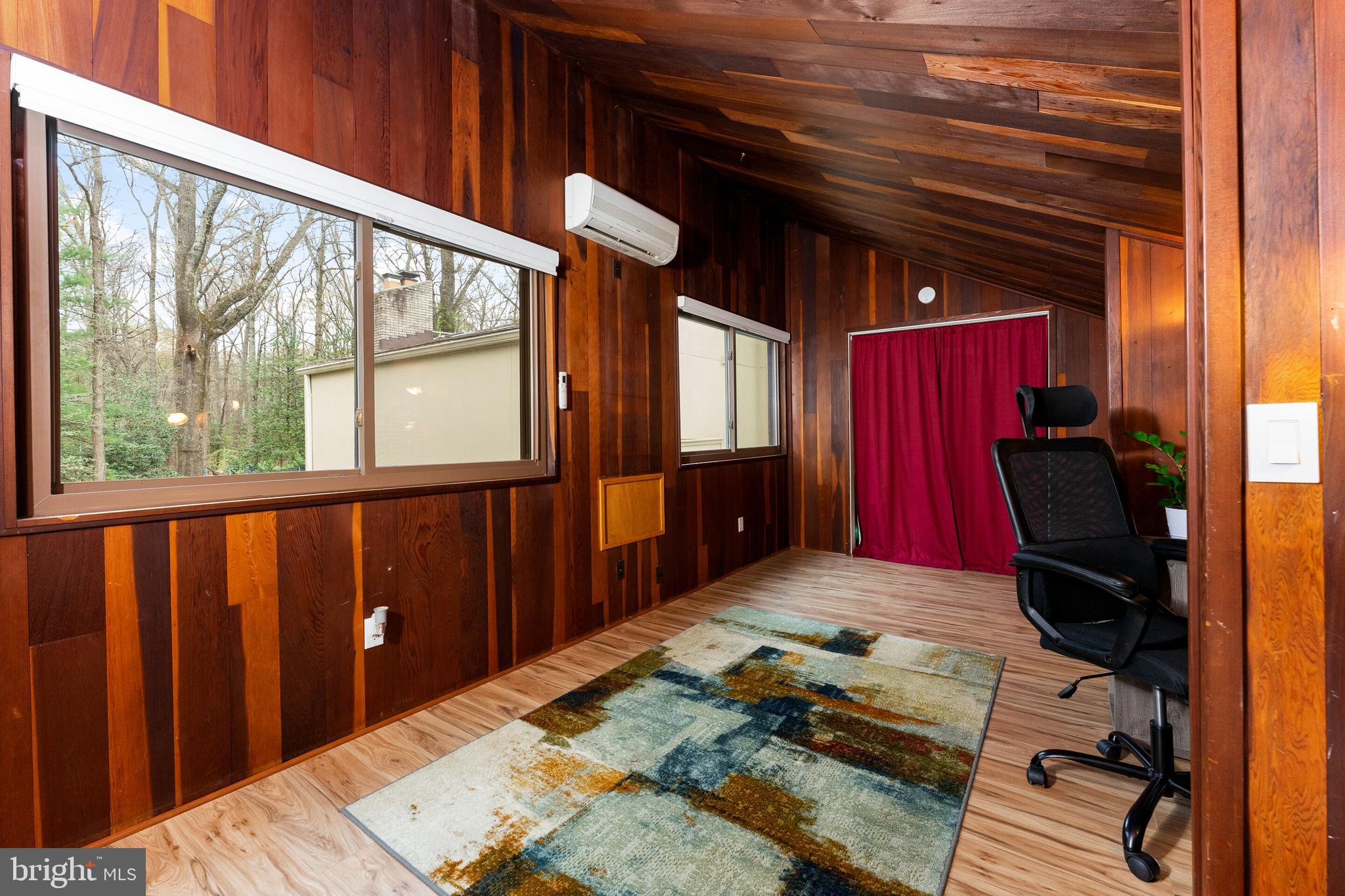 COUNTRY COURTS - Residential