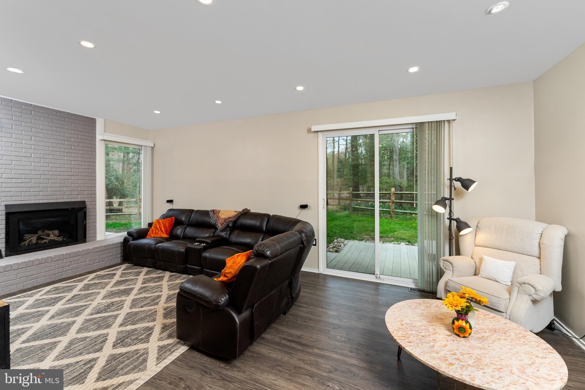 COUNTRY COURTS - Residential