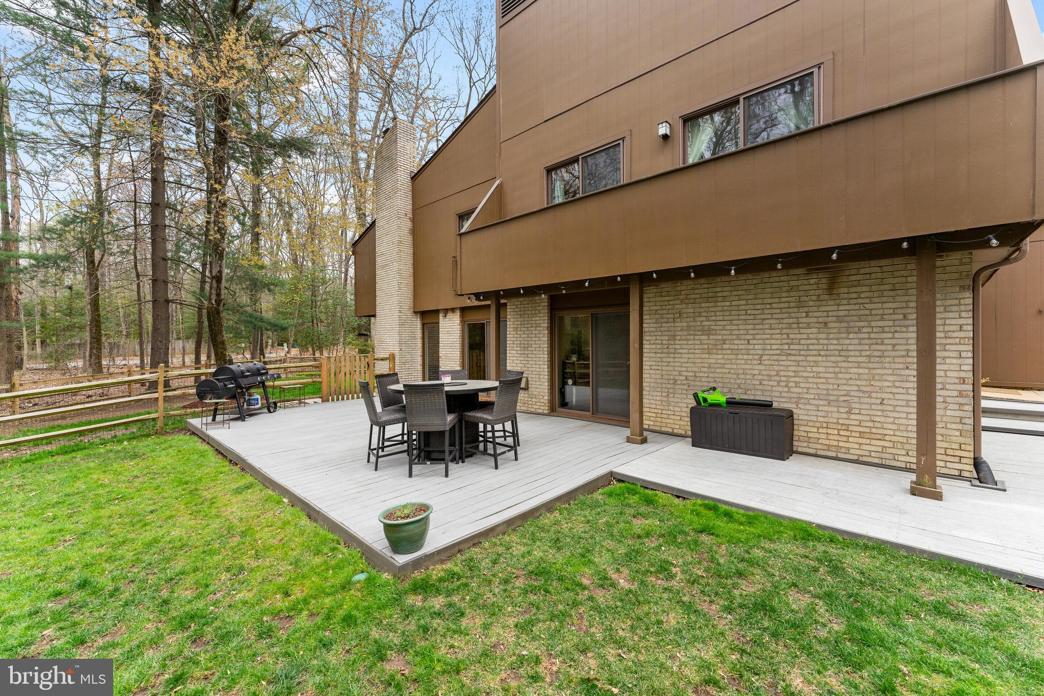 COUNTRY COURTS - Residential