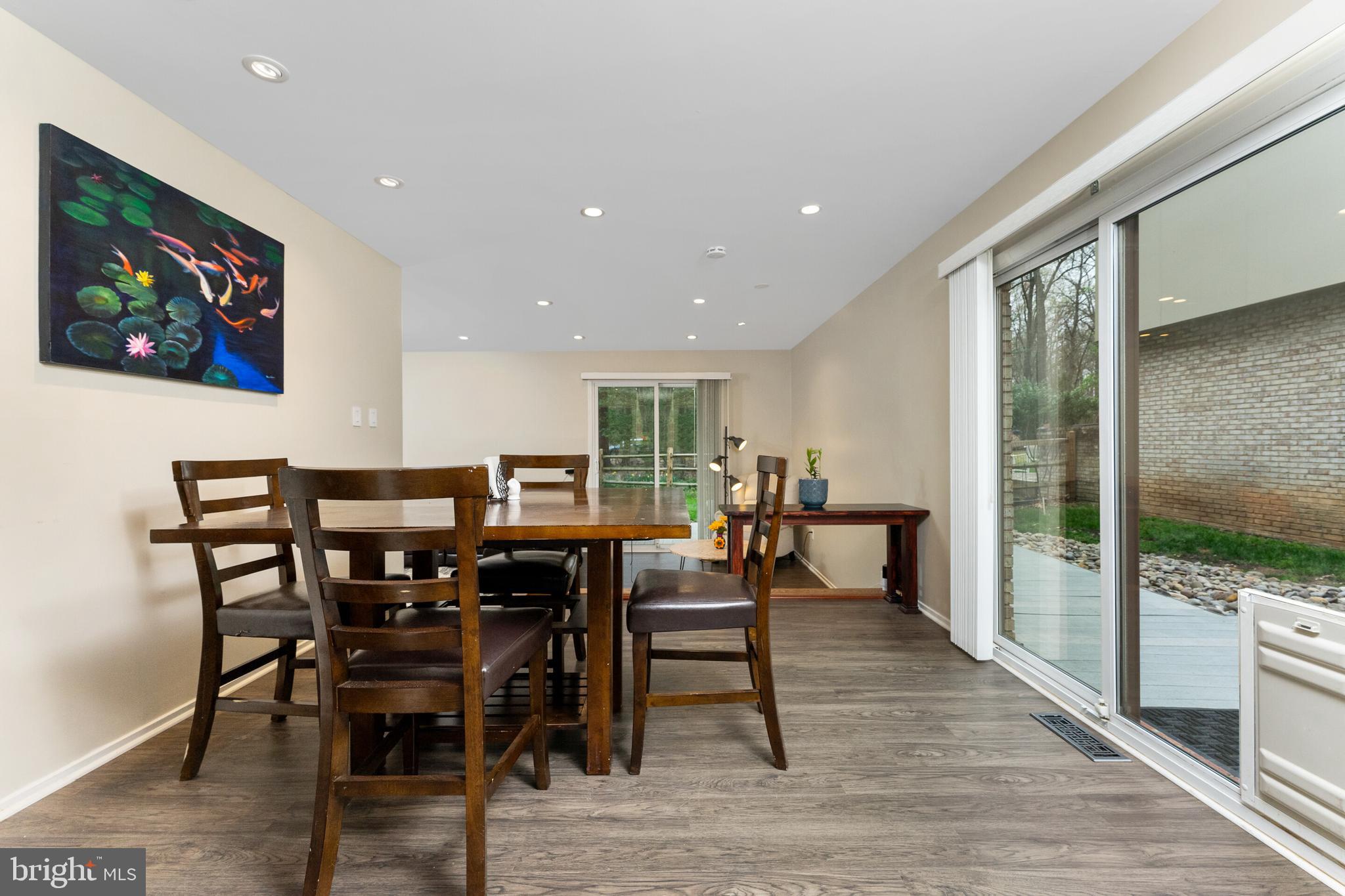 COUNTRY COURTS - Residential