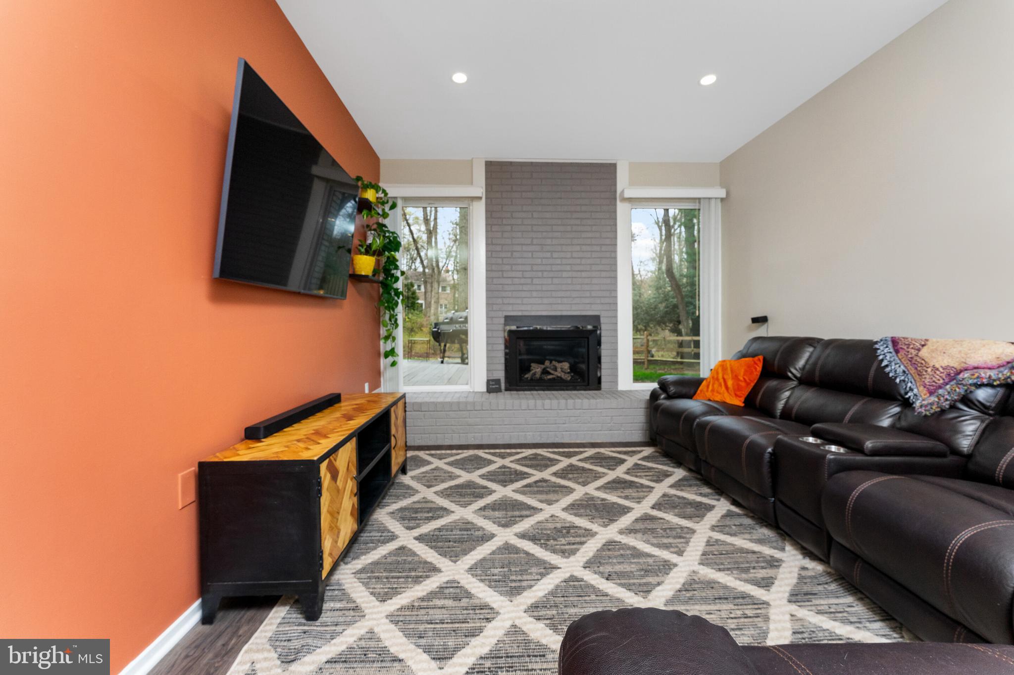 COUNTRY COURTS - Residential