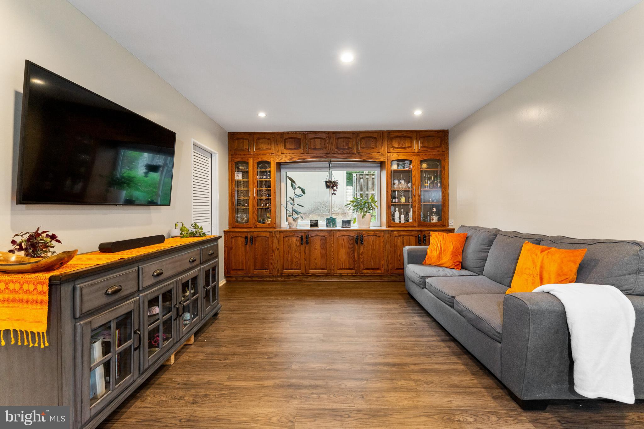 COUNTRY COURTS - Residential