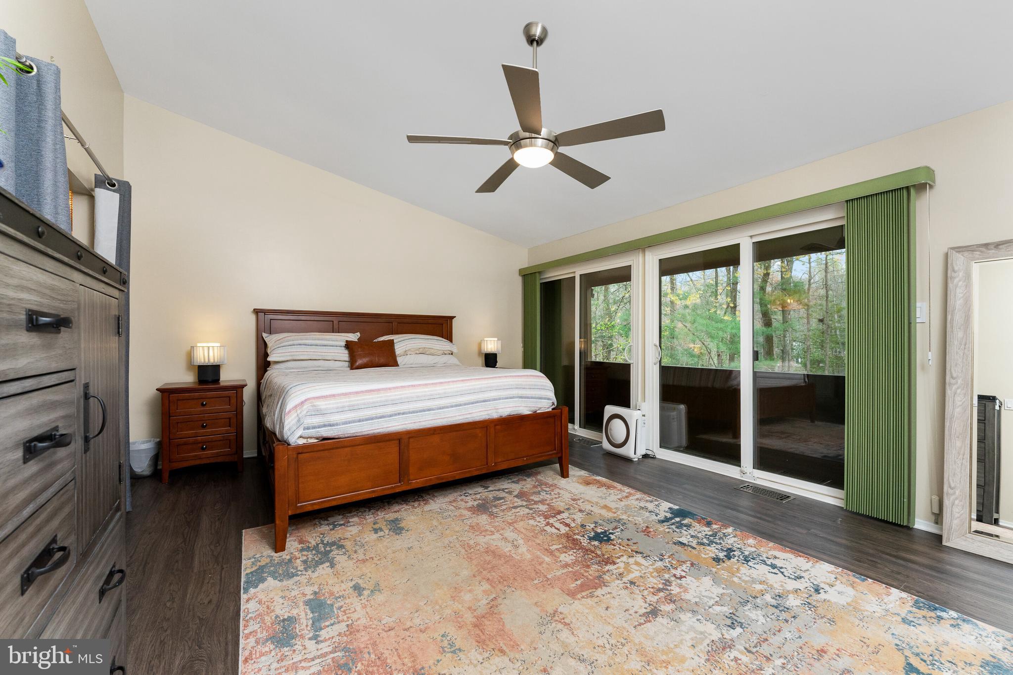 COUNTRY COURTS - Residential