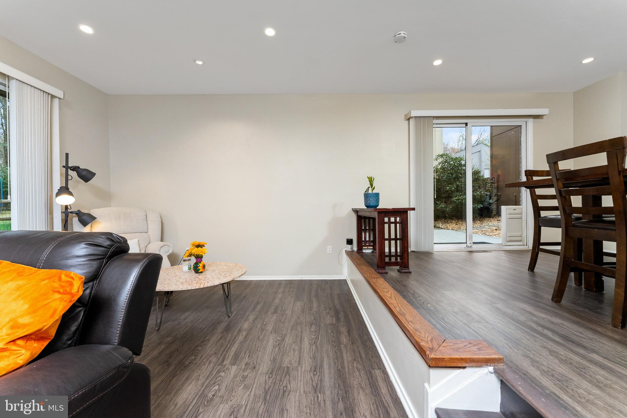 COUNTRY COURTS - Residential