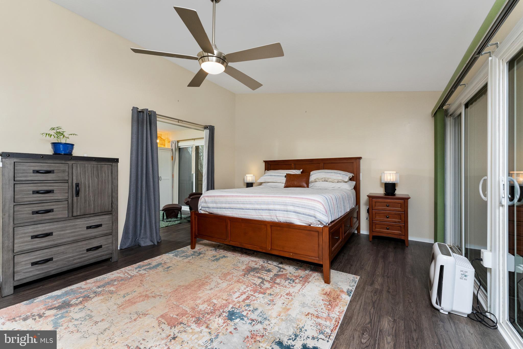 COUNTRY COURTS - Residential