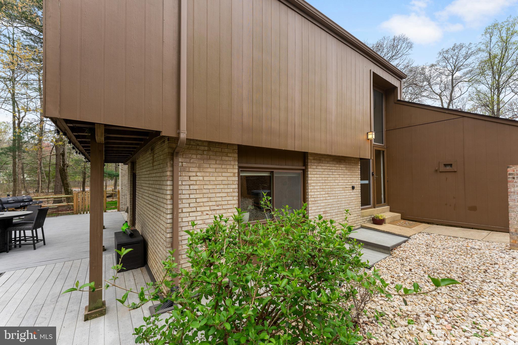 COUNTRY COURTS - Residential